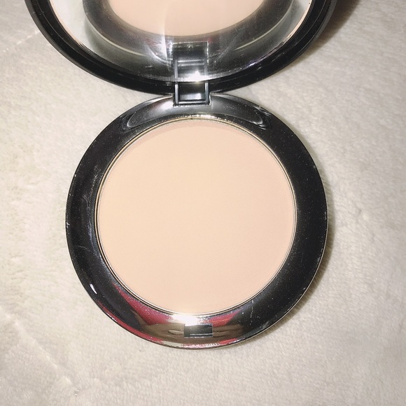 Bellapierre Compact Mineral Foundation in Nutmeg - Picture 4 of 5